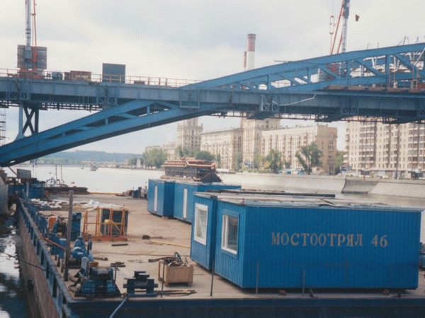 Монтаж пешеходного моста у Киевского вокзала