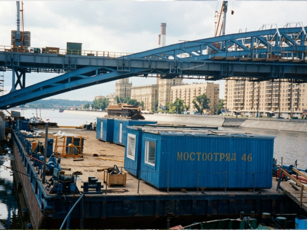 Монтаж пешеходного моста у Киевского вокзала